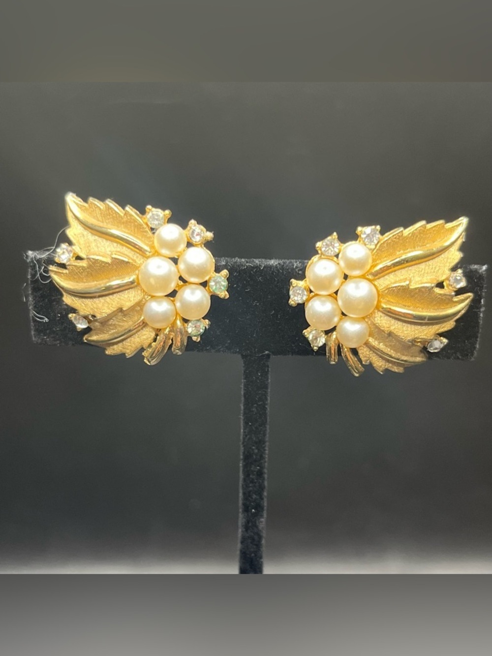Vintage Trifari gold leaf pearl clip earrings. Gold with rhinestones and pearls